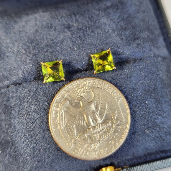 NIB VTG 10K Solid Gold Natural Olive Peridot Princess 0.75cts Stud Earrings - Picture 12 of 13